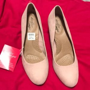 Women’s pale pink pumps by dexflex comfort.Size8.5